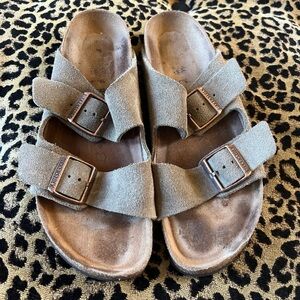 birkenstock Suede Taupe Arizona Size 40
Women’s 9
Men’s 7